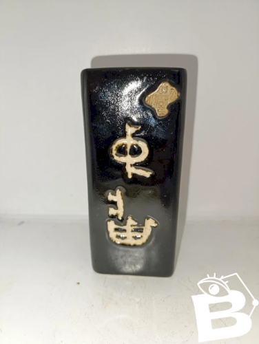 original vase asiatique de forme triangle à symbole en bon etat