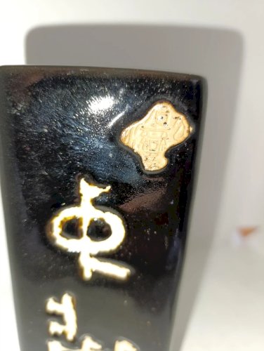 original vase asiatique de forme triangle à symbole en bon etat