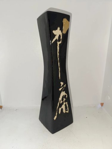 original vase asiatique longiligne à symbole en bon etat