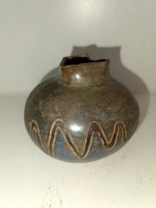 original vase with Nazca line patterns signed by the Peruvian artist Julio Flores in good condition