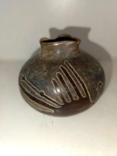 original vase au motifs des lignes de Nazca signé  lartiste péruvien Julio Flores en bon etat