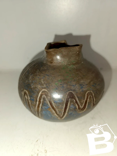 original vase au motifs des lignes de Nazca signé  lartiste péruvien Julio Flores en bon etat