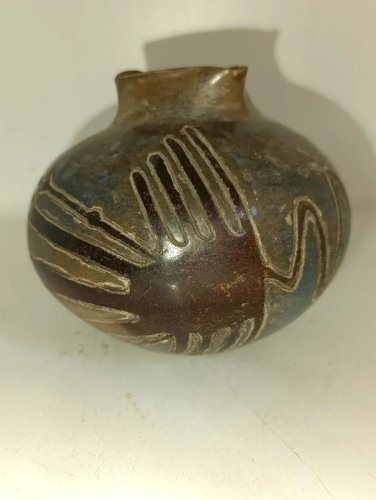original vase au motifs des lignes de Nazca signé  lartiste péruvien Julio Flores en bon etat