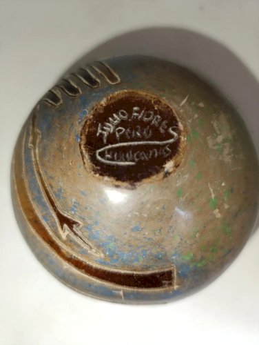 original vase au motifs des lignes de Nazca signé  lartiste péruvien Julio Flores en bon etat
