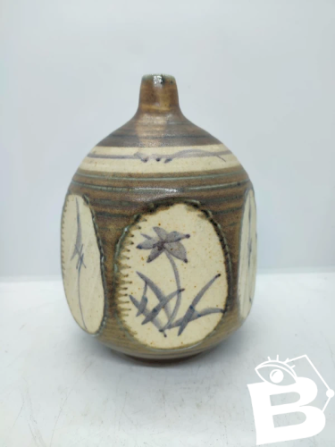 Original vase bouteille à decor floral sans doute dorigine asiatique en bon etat