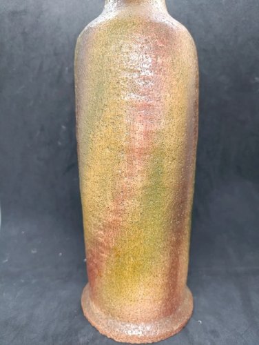 original vase bouteille en terre cuite à couleur multiple signé sous le pied et daté 1991