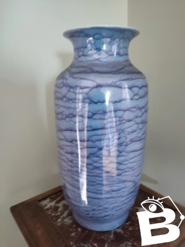 original vase chinois en porcelaine signé sous la base deuxieme partie du 20eme siecle en bon etat