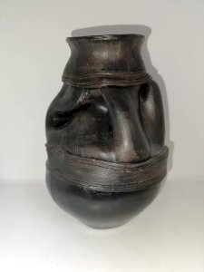 original vase en forme de besace ou sac en terre cuit peint signé et daté en bon etat