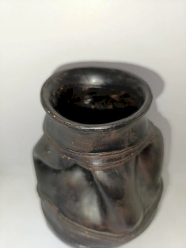original vase en forme de besace ou sac en terre cuit peint signé et daté en bon etat