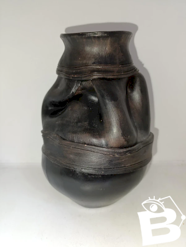 original vase en forme de besace ou sac en terre cuit peint signé et daté en bon etat