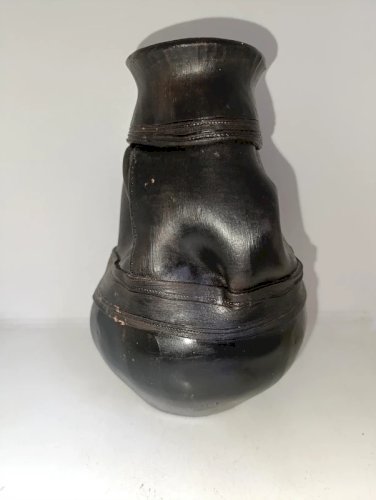 original vase en forme de besace ou sac en terre cuit peint signé et daté en bon etat
