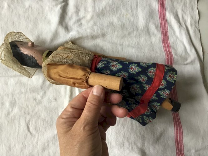 Originale poupée ancienne en bois peinte