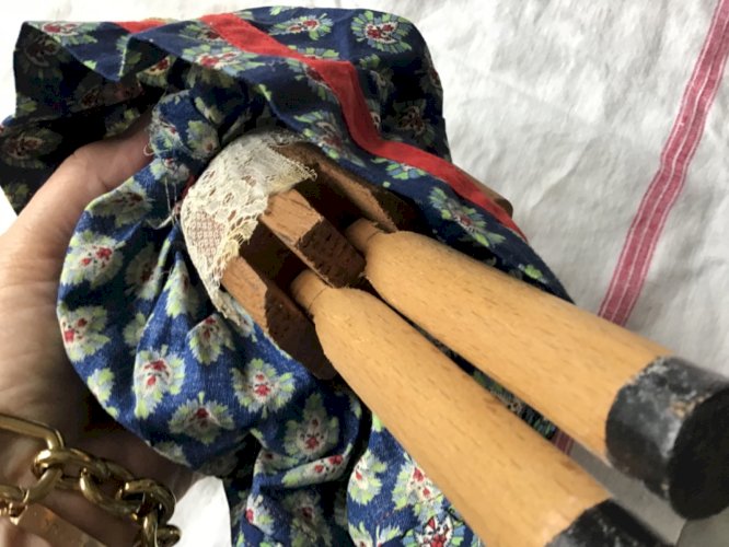 Originale poupée ancienne en bois peinte