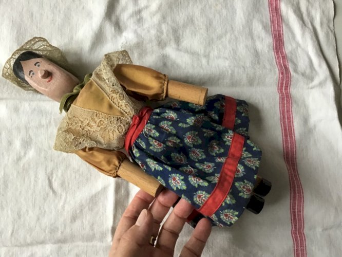 Originale poupée ancienne en bois peinte