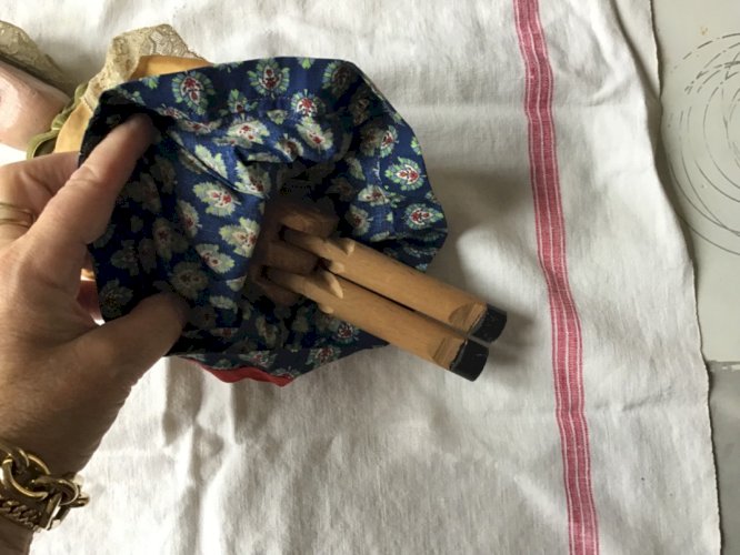 Originale poupée ancienne en bois peinte