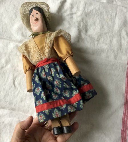 Originale poupée ancienne en bois peinte