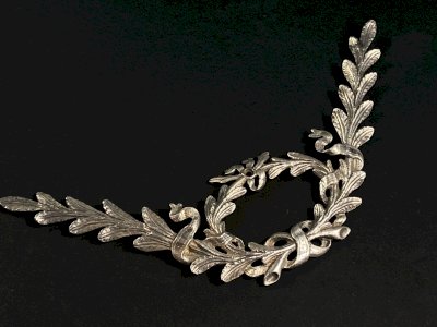 Silver-plated bronze decorative ornament in Louis XVI style with ribbed foliage decoration.