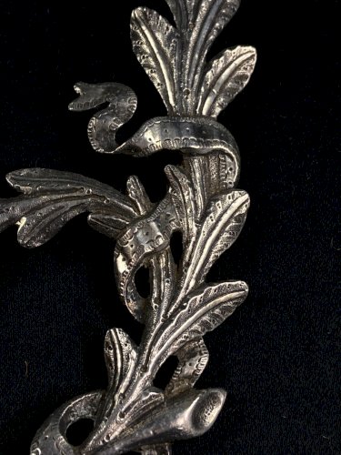 Ornement décoratif en bronze argenté de style Louis XVI à décor feuillagé rubané