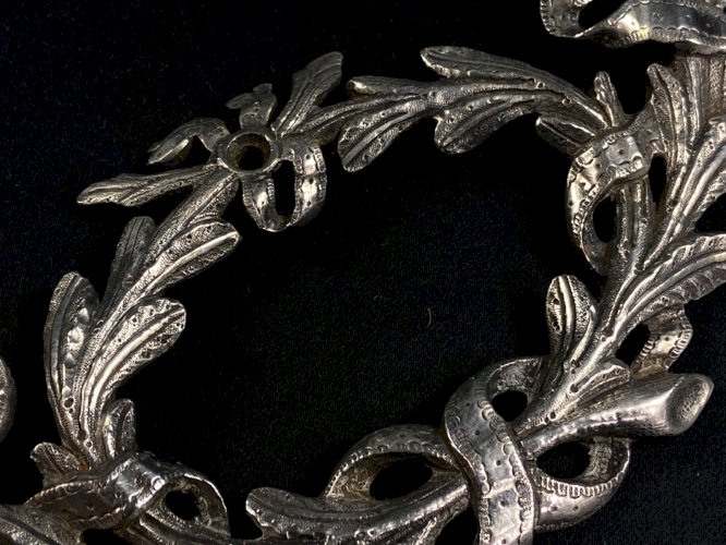 Ornement décoratif en bronze argenté de style Louis XVI à décor feuillagé rubané