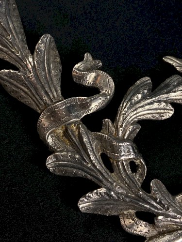 Ornement décoratif en bronze argenté de style Louis XVI à décor feuillagé rubané