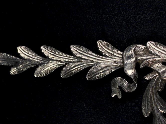 Ornement décoratif en bronze argenté de style Louis XVI à décor feuillagé rubané