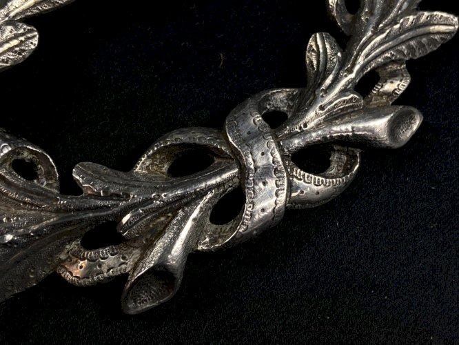 Ornement décoratif en bronze argenté de style Louis XVI à décor feuillagé rubané