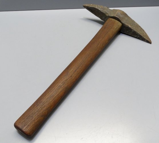 -OUTIL ANCIEN HACHE pour TAILLEUR de PIERRE  MANCHE CHENE COLLECTION   D