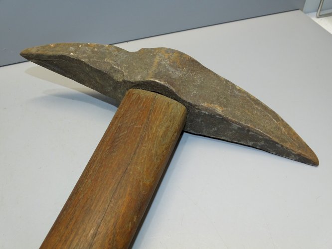 -OUTIL ANCIEN HACHE pour TAILLEUR de PIERRE  MANCHE CHENE COLLECTION   D