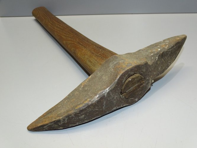 -OUTIL ANCIEN HACHE pour TAILLEUR de PIERRE  MANCHE CHENE COLLECTION   D