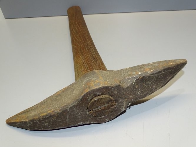 -OUTIL ANCIEN HACHE pour TAILLEUR de PIERRE  MANCHE CHENE COLLECTION   D