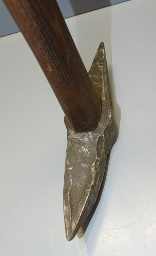 -OUTIL ANCIEN HACHE pour TAILLEUR de PIERRE  MANCHE CHENE COLLECTION   D