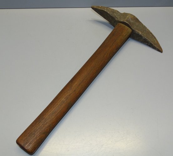 -OUTIL ANCIEN HACHE pour TAILLEUR de PIERRE  MANCHE CHENE COLLECTION   D
