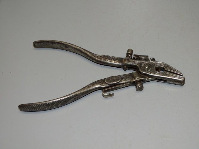 -OUTIL ANCIEN PINCE A AVOYER marque Allemande GERMANY COLLECTION VIEUX METIERS D