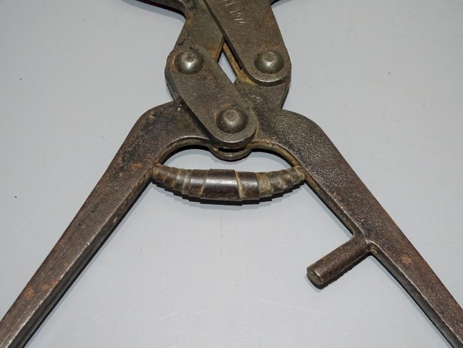 -OUTIL ANCIEN PINCE COUPE TUILE OUTIL POUR COUVREUR COLLECTION OUTILS ANCIENS  D