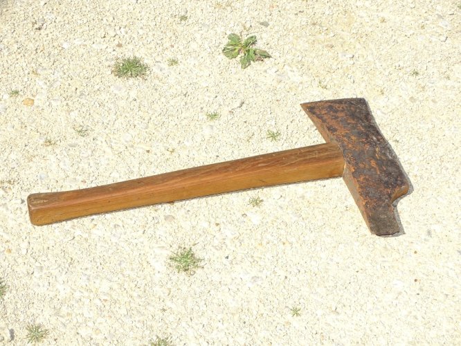 -OUTIL ANCIEN pour TAILLEUR de PIERRE  MANCHE CHENE COLLECTION   D