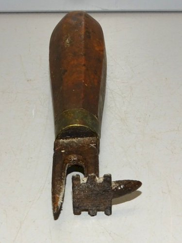 -OUTIL ANCIEN ROUANNE RAINETTE de TONNELIER COLLECTION VITRINE belle Patine