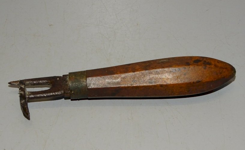 -OUTIL ANCIEN ROUANNE RAINETTE de TONNELIER COLLECTION VITRINE belle Patine