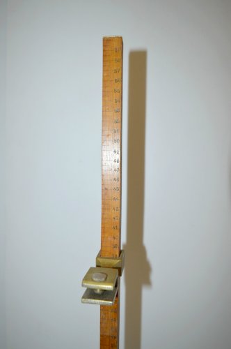 -OUTIL COUTURIERE ANCIEN BOIS et LAITON MARQUEUR OURLET JUPE ROBE COLLECTION XXe