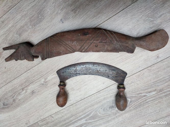 Outil en bois africain de forme animal avec ancien hachoir en bon etat