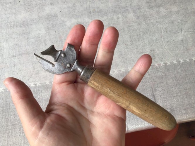 ouvre boîte ancien Débouchoir SESAME Beef Can Opener Circa 1930 Art Populaire