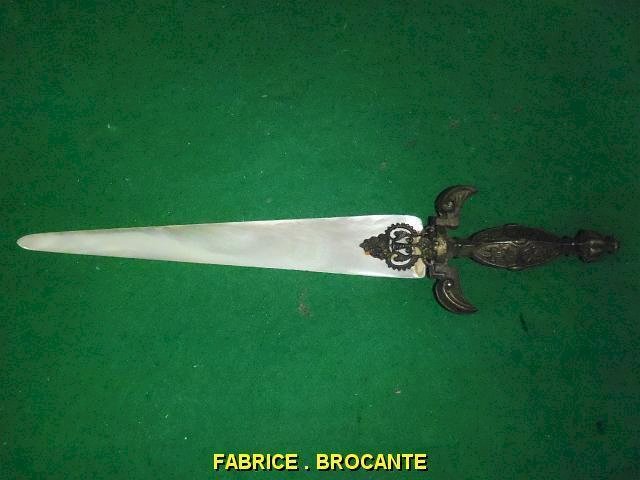 OUVRE LETTRE EN NACRE EPEE GLAIVE