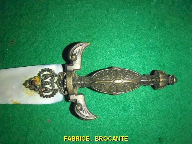 OUVRE LETTRE EN NACRE EPEE GLAIVE