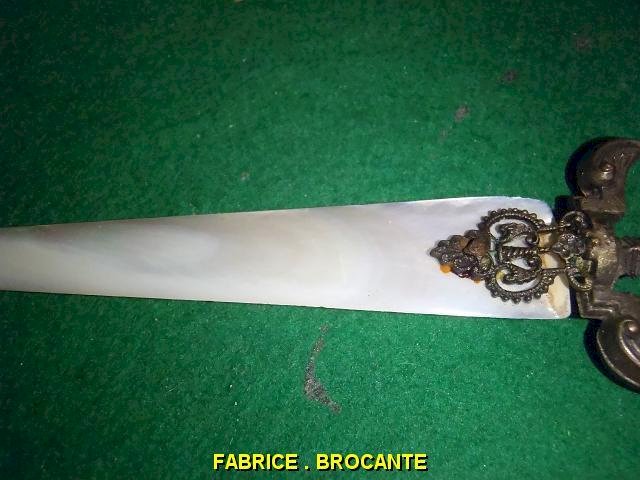 OUVRE LETTRE EN NACRE EPEE GLAIVE
