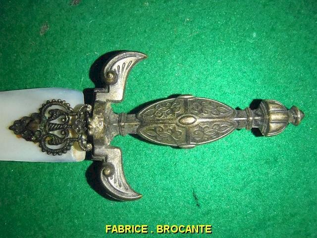 OUVRE LETTRE EN NACRE EPEE GLAIVE