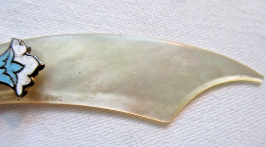 Ouvre lettre faisant marque-page, lame en nacre, déco laiton et émaux cloisonnés