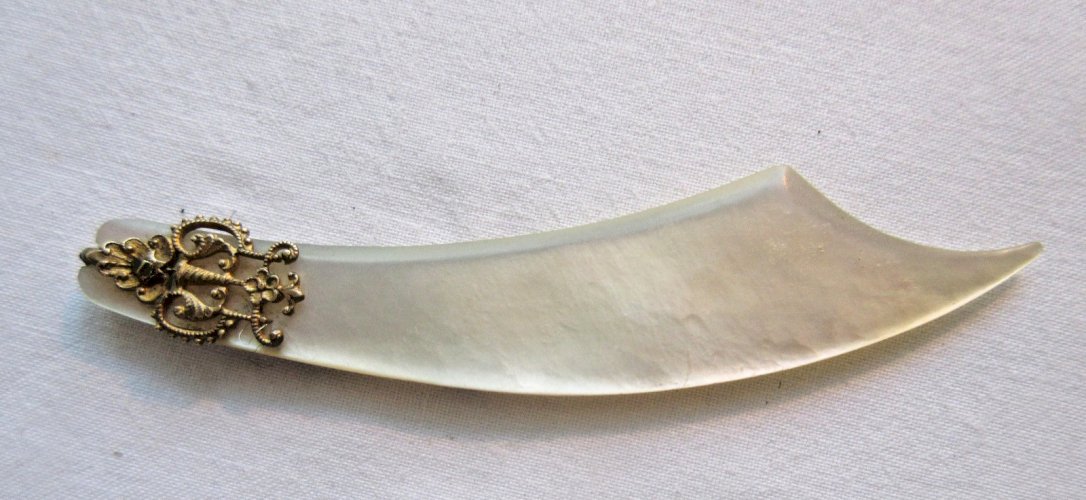 Ouvre lettre faisant marque-page, lame en nacre, déco laiton et émaux cloisonnés