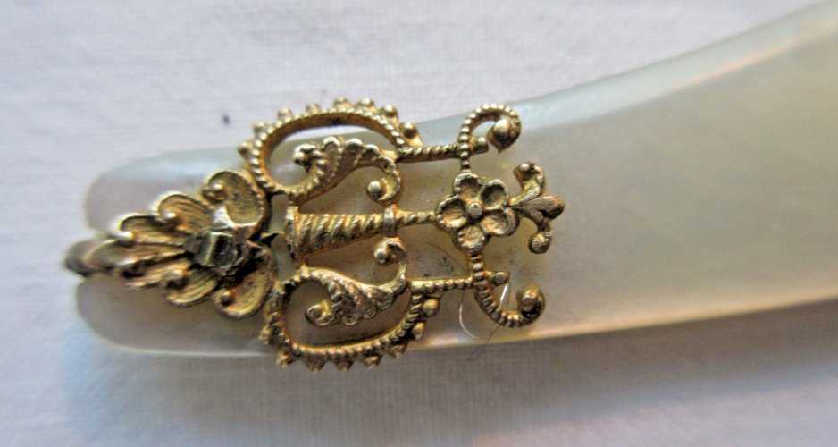 Ouvre lettre faisant marque-page, lame en nacre, déco laiton et émaux cloisonnés