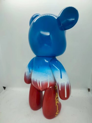 œuvre unique sur base dune sculpture dours en pvc signée PBS