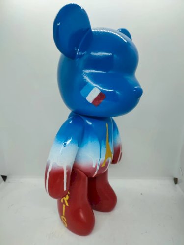 œuvre unique sur base dune sculpture dours en pvc signée PBS