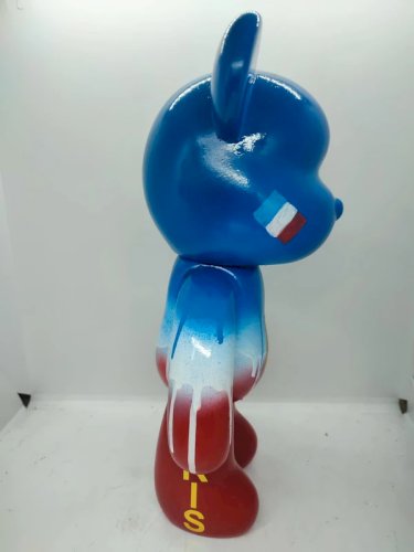 œuvre unique sur base dune sculpture dours en pvc signée PBS